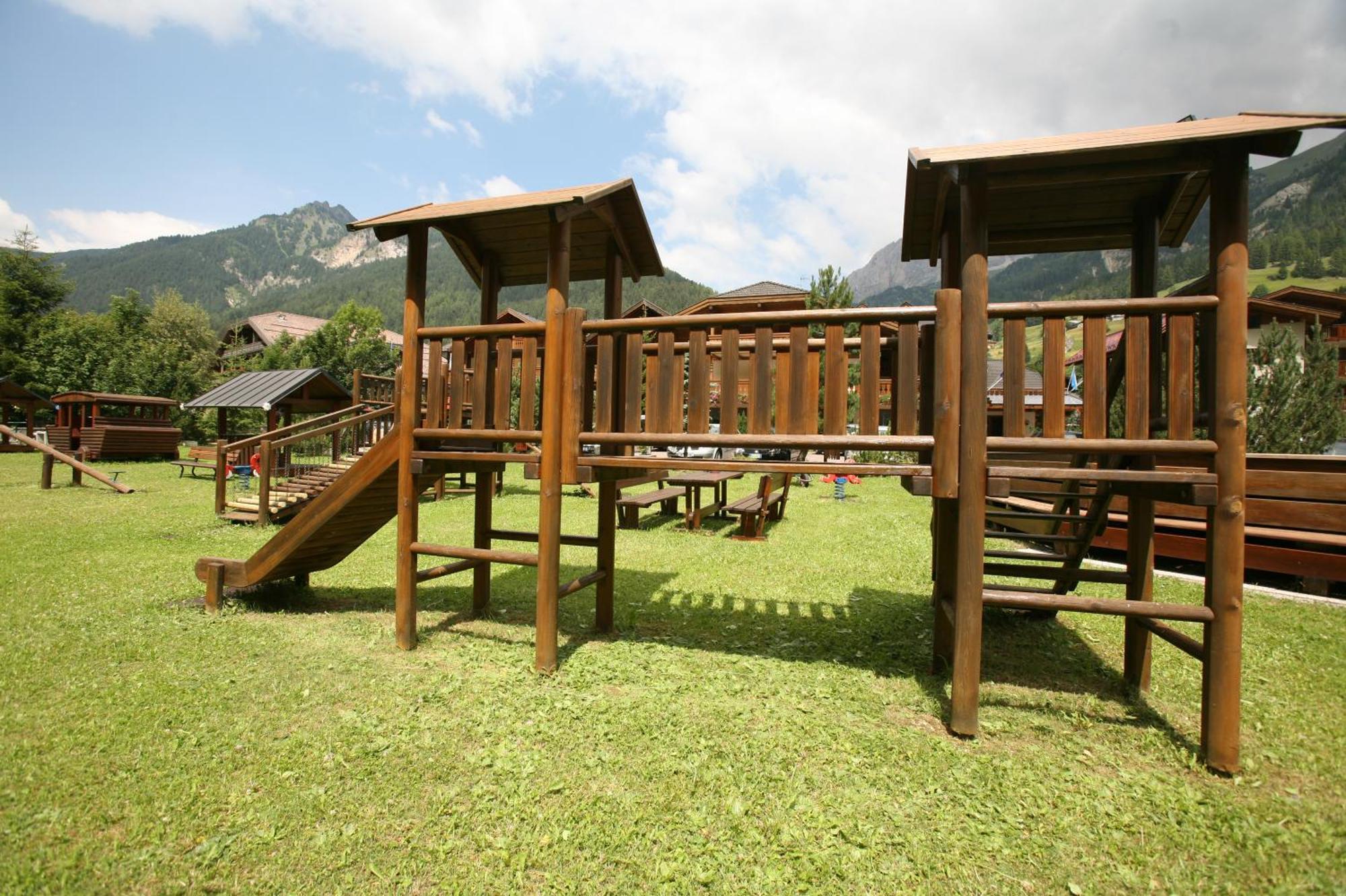 Hotel Sella Ronda Serenella Кампитело ди Фаса Екстериор снимка
